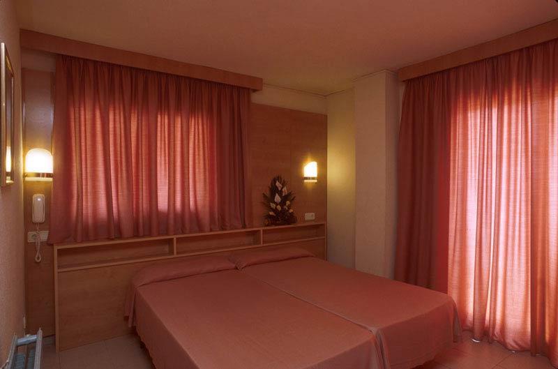 Sant Jordi Boutique Hotel 칼레라 객실 사진 A bedroom in a hotel