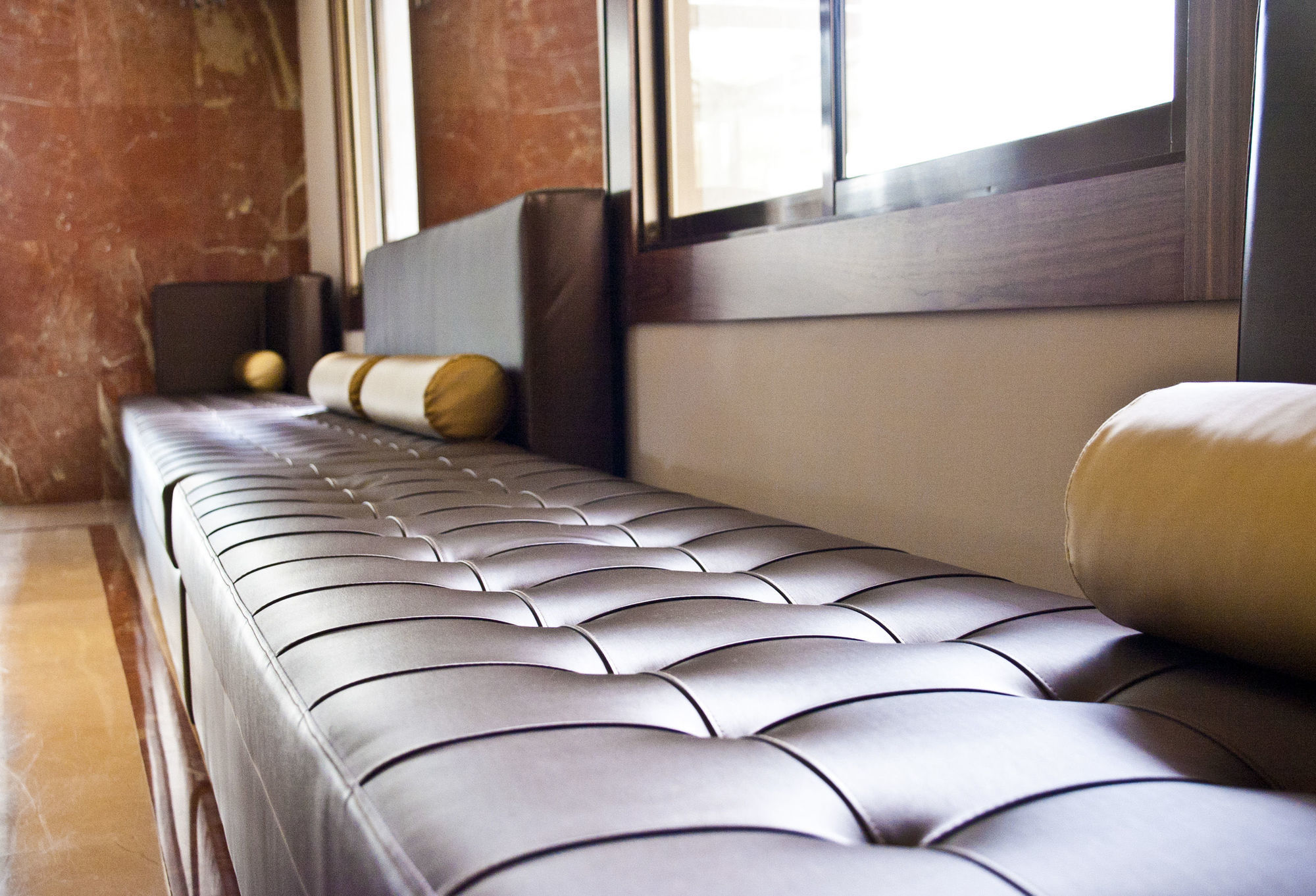 Sant Jordi Boutique Hotel 칼레라 외부 사진 A leather bench