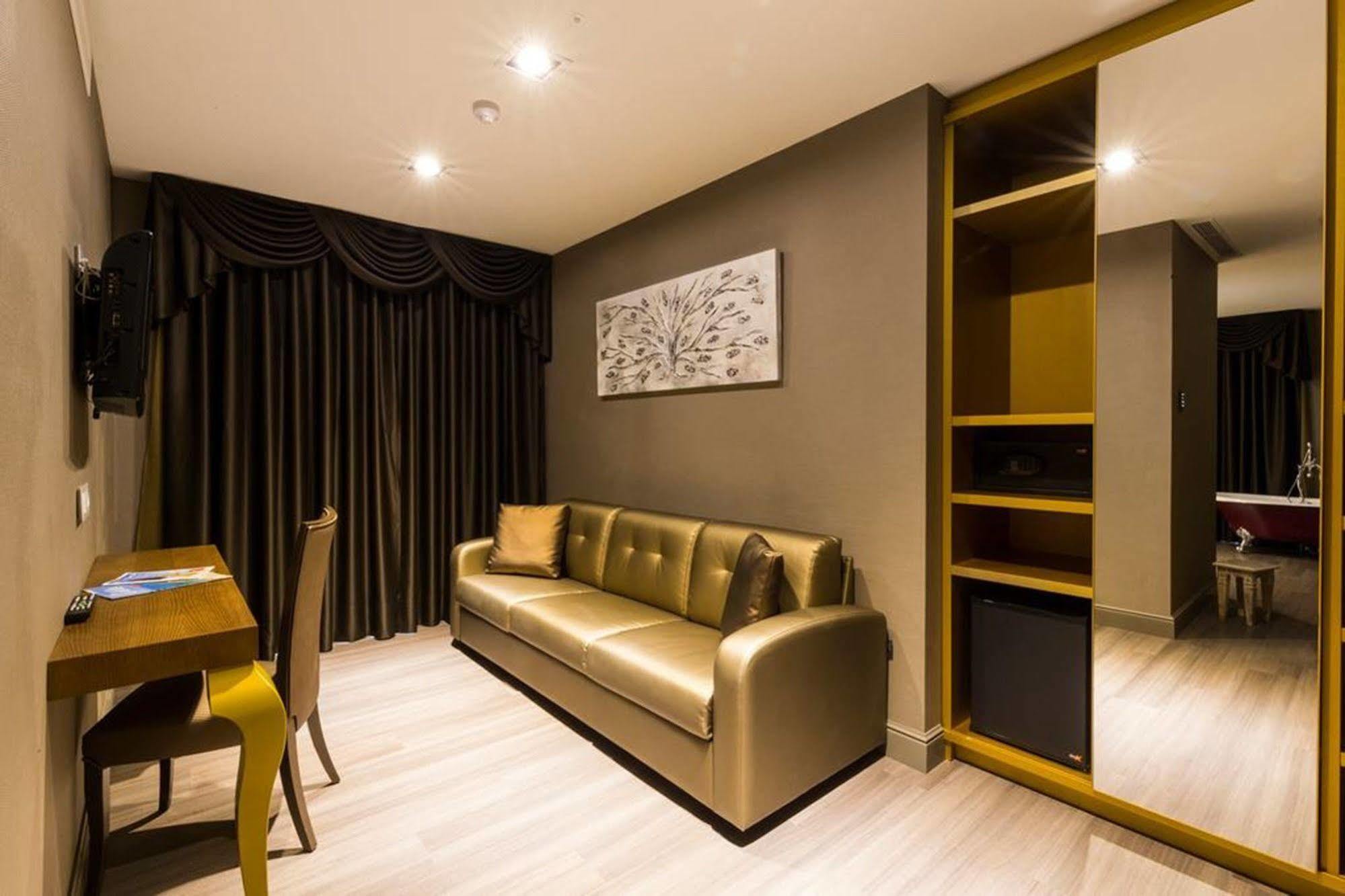 Sant Jordi Boutique Hotel 칼레라 외부 사진 A living room in a serviced apartment in Hong Kong